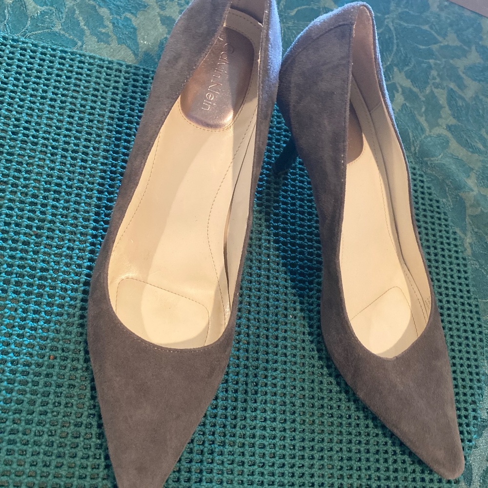 Calvin Klein size 7 medium Suede Pumps